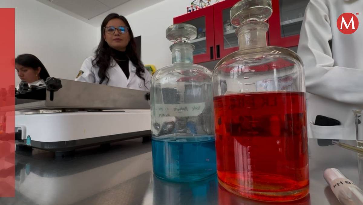 Estudiantes de la UAEMex, investigan hongos en un laboratorio especializado en agropecuarias. | Foto: Mario C. Rodríguez