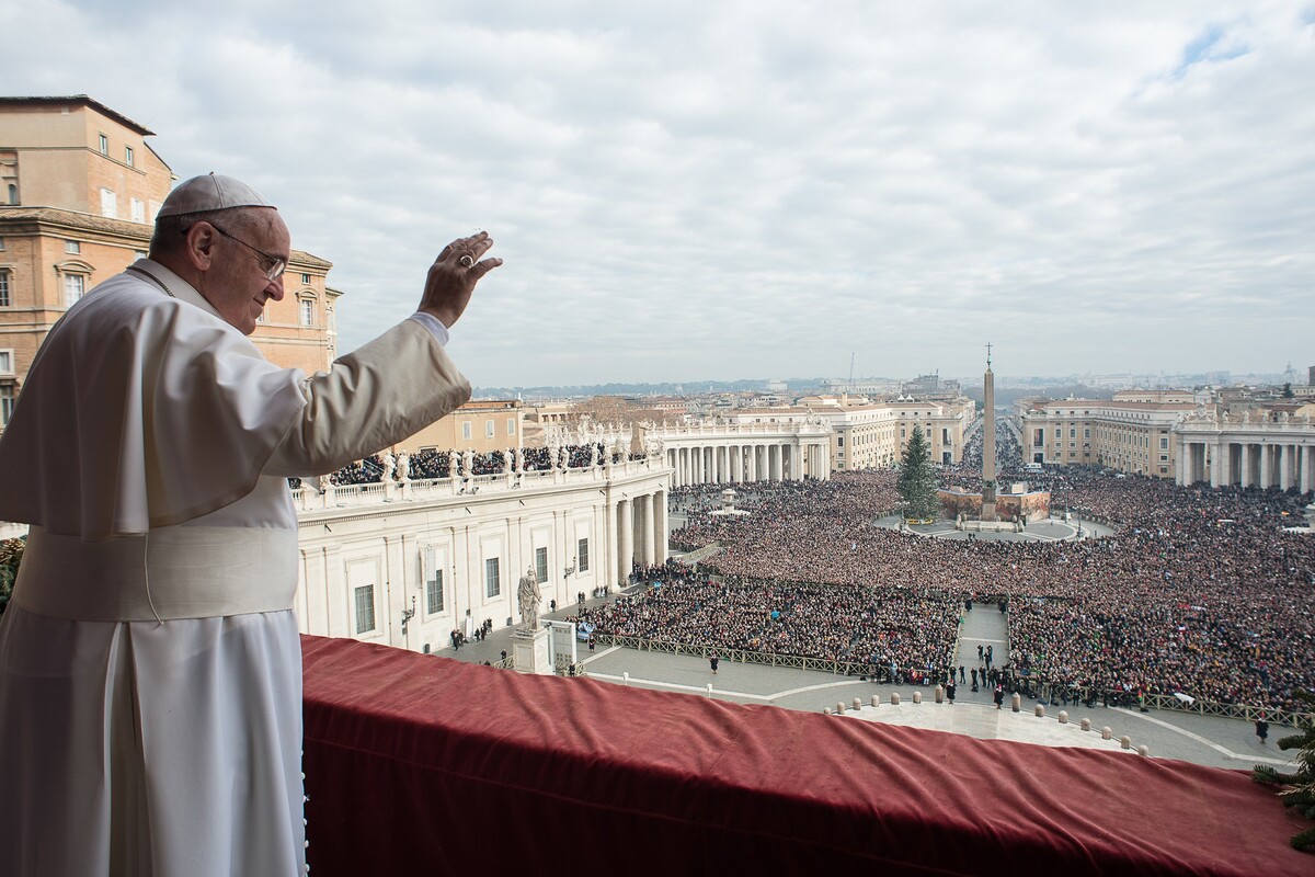 Papa Francisco saluda mientras pronuncia un mensaje desde el balcón con vista a la Plaza de San Pedro 2014. | Reuters