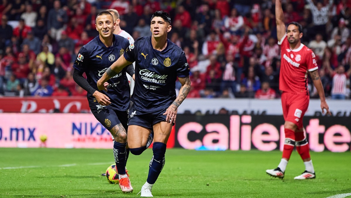 Roberto Alvarado y Alan Pulido en partido de Chivas (Mexsport)