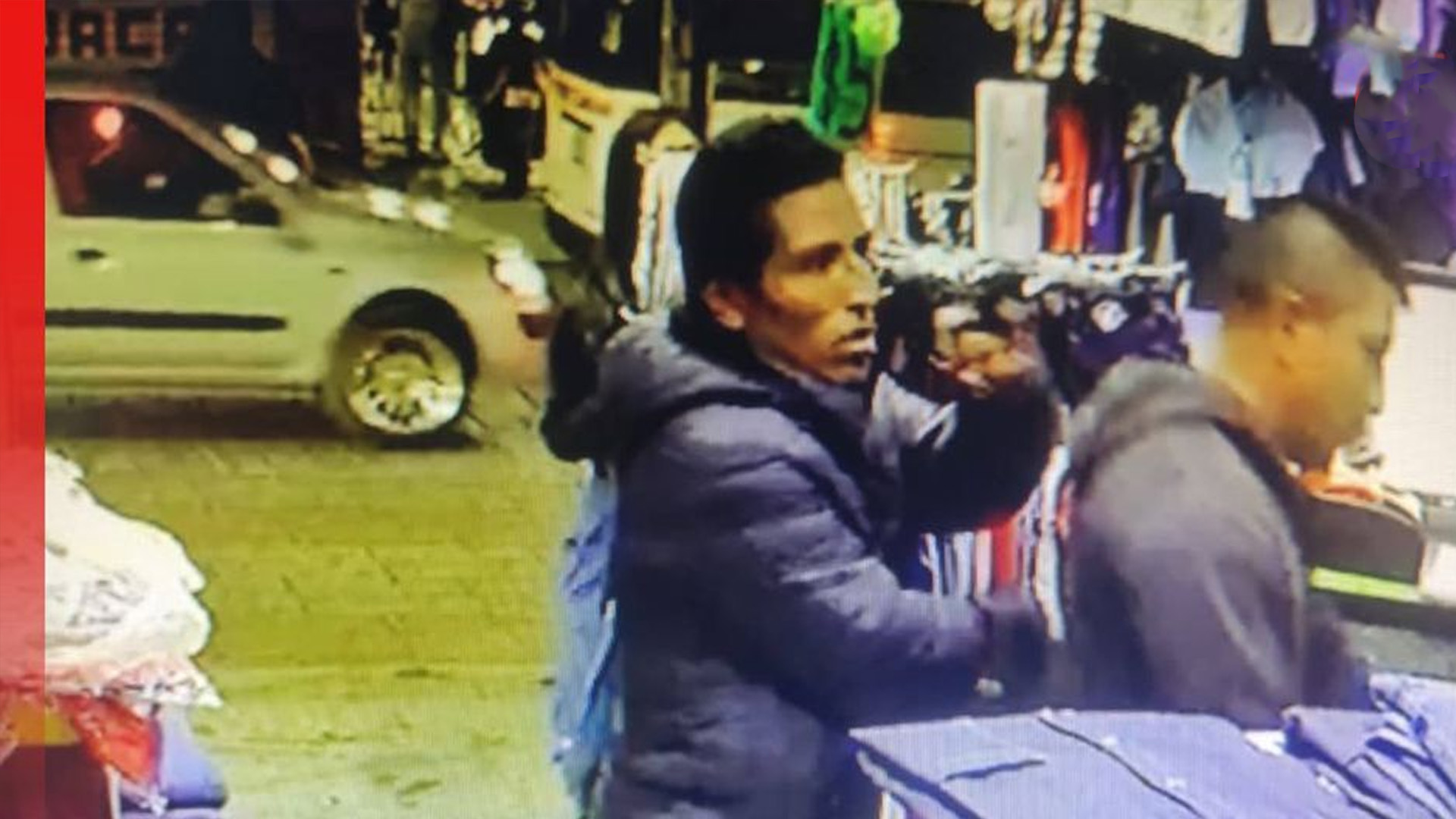 Fingen ser clientes y asaltan negocio de ropa; captan en video a los delincuentes