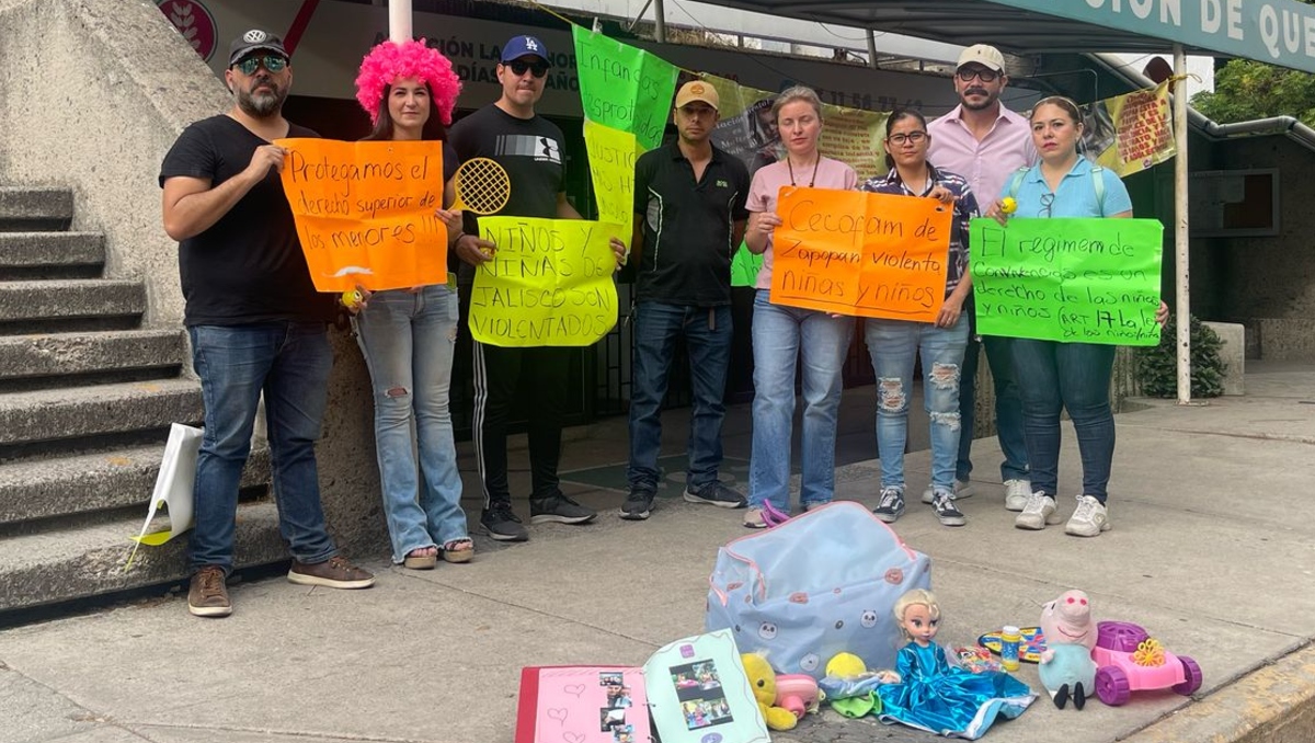Un grupo de padres protestaron por los tratos de CECOFAM en Zapopan (Foto: Fátima Briceño)