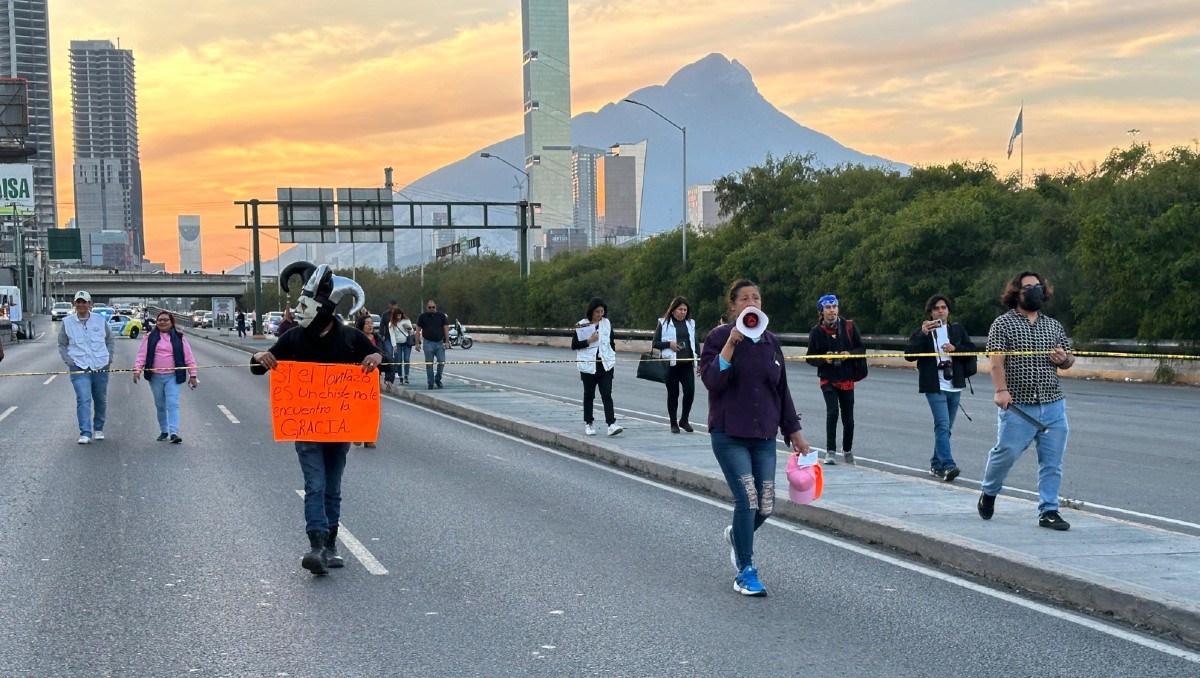 Integrantes del movimiento “La Voz de los Usuarios” bloquearon algunas avenidas. Foto: Edgar Plata