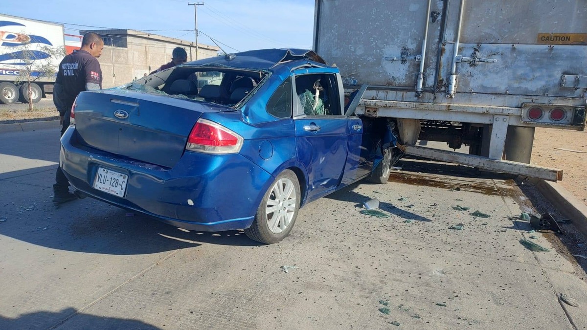 El accidente involucró un sedán Ford de color azul, con placas de Sinaloa, que era conducido por un hombre identificado como Hugo Guadalupe T.
