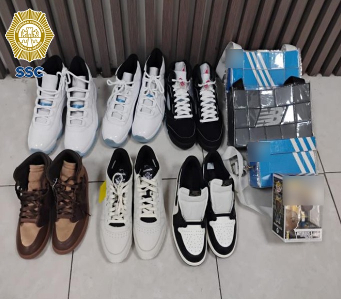 Al interior de la tienda había una mujer amarrada.