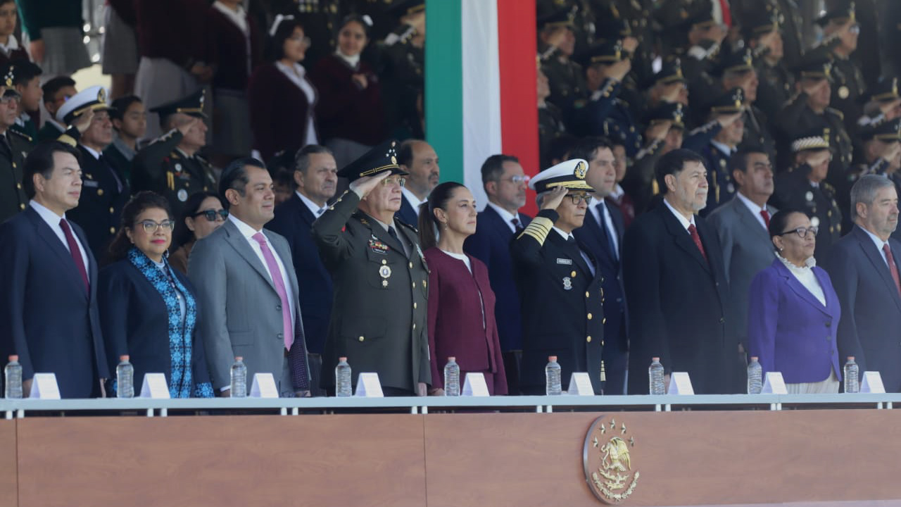 Claudia Sheinbaum encabeza ceremonia del Día de la Bandera en Campo Marte