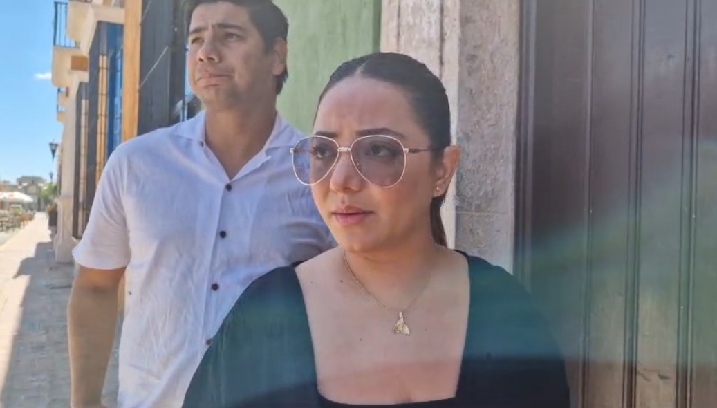 Acompañada de varias personas, entre ellas figuras públicas, Huerta negó haber tenido malas intenciones durante su visita. | Especial