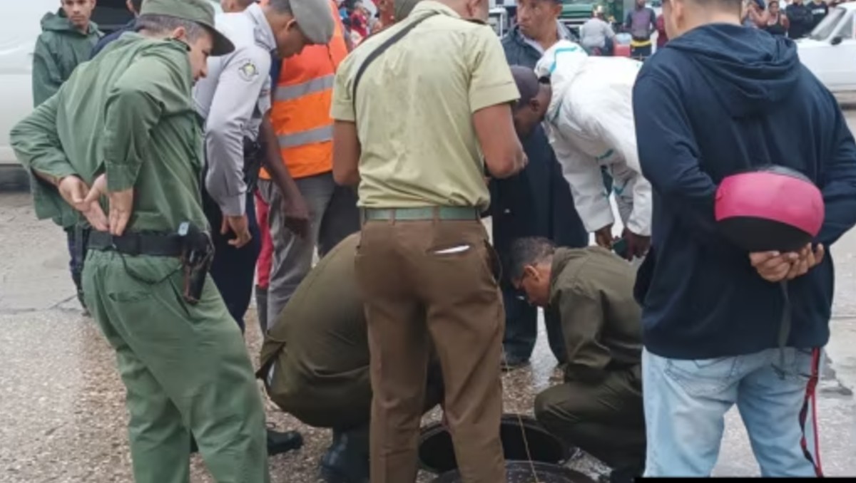 Niño es succionado por una alcantarilla durante fuertes lluvias