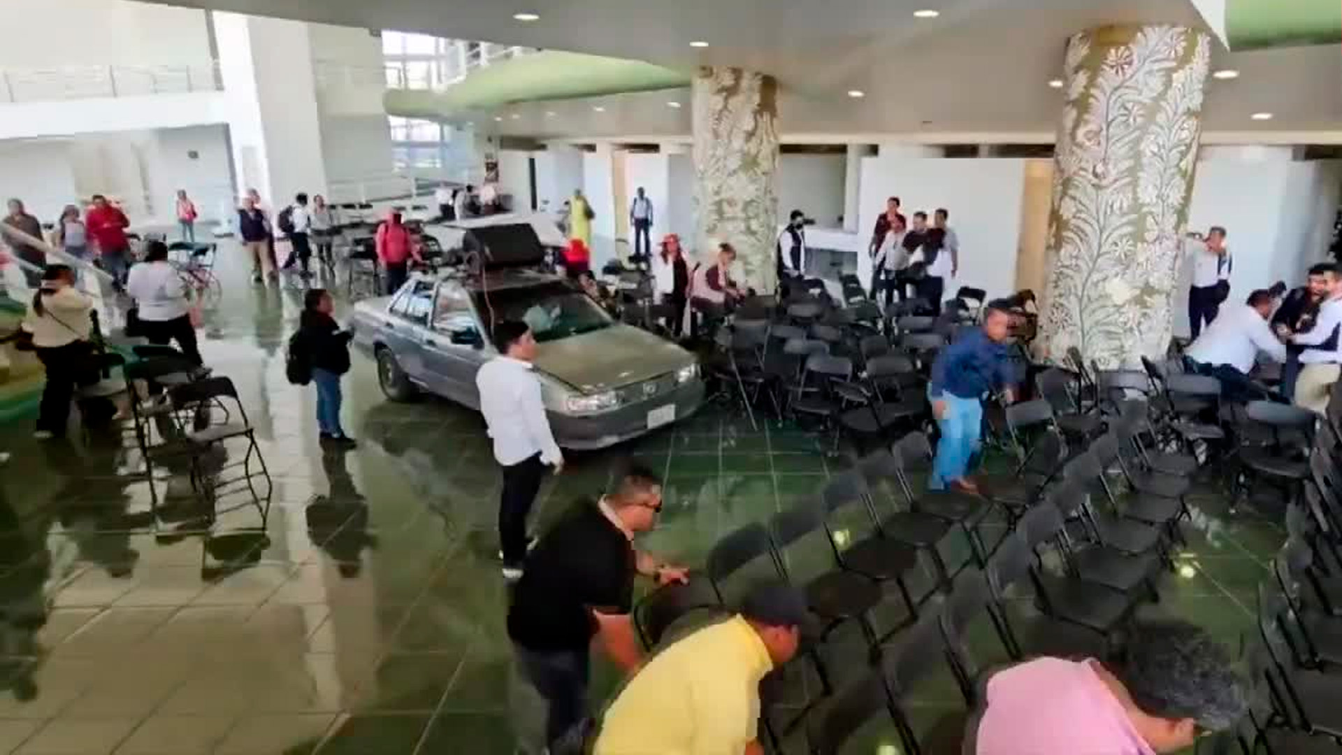 CETEG irrumpe en foro educativo en Chilpancingo, Guerrero; otorgamiento de plaza en disputa