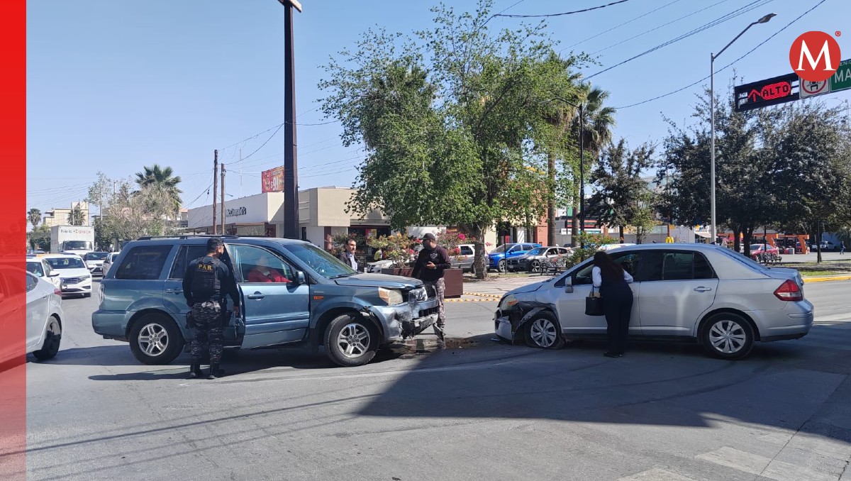 El conductor de la camioneta hizo caso omiso del rojo e impactó al automovil (Especial)