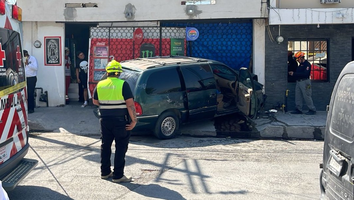 El conductor de la camioneta no frenó y se impactó de lleno. Foto: Especial
