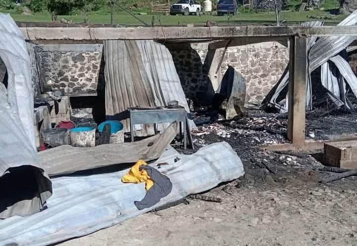 Incendio deja daños materiales.