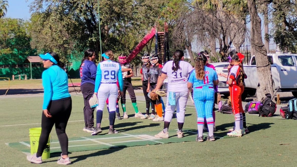 Jugadoras de Sultanes Femenil tienen convivencia con jóvenes en el Softball Camp (Martha Cedillo)