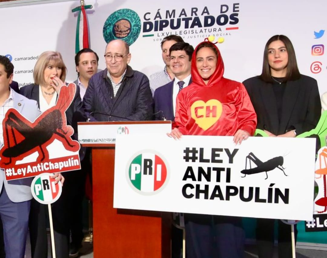 La legisladora Abigail Arredondo se caracterizó de 'El Chapulín Colorado' para presentar la iniciativa. | Foto: Especial