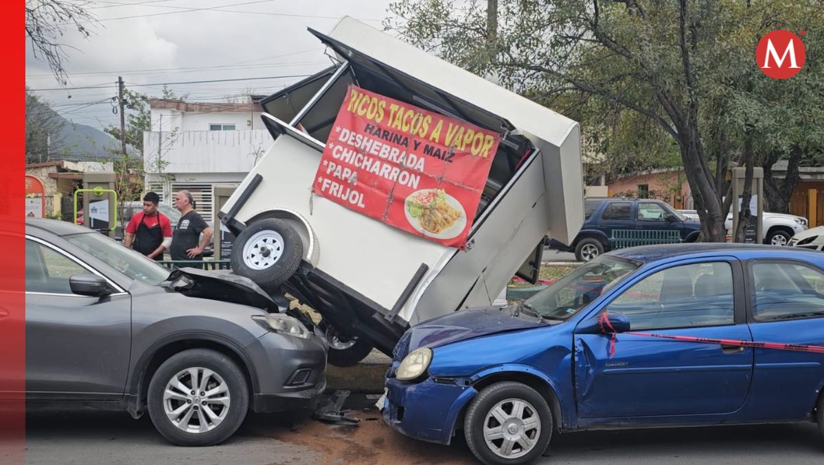 Tras el accidente, el puesto de tacos quedó sobre dos vehículos, el del conductor y otra camioneta que estaba estacionada. / Fabricio Gallegos