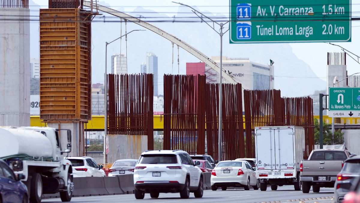 En la avenida Constitución se encuentran construyendo la Línea 4 del Metro de Monterrey. Jorge López