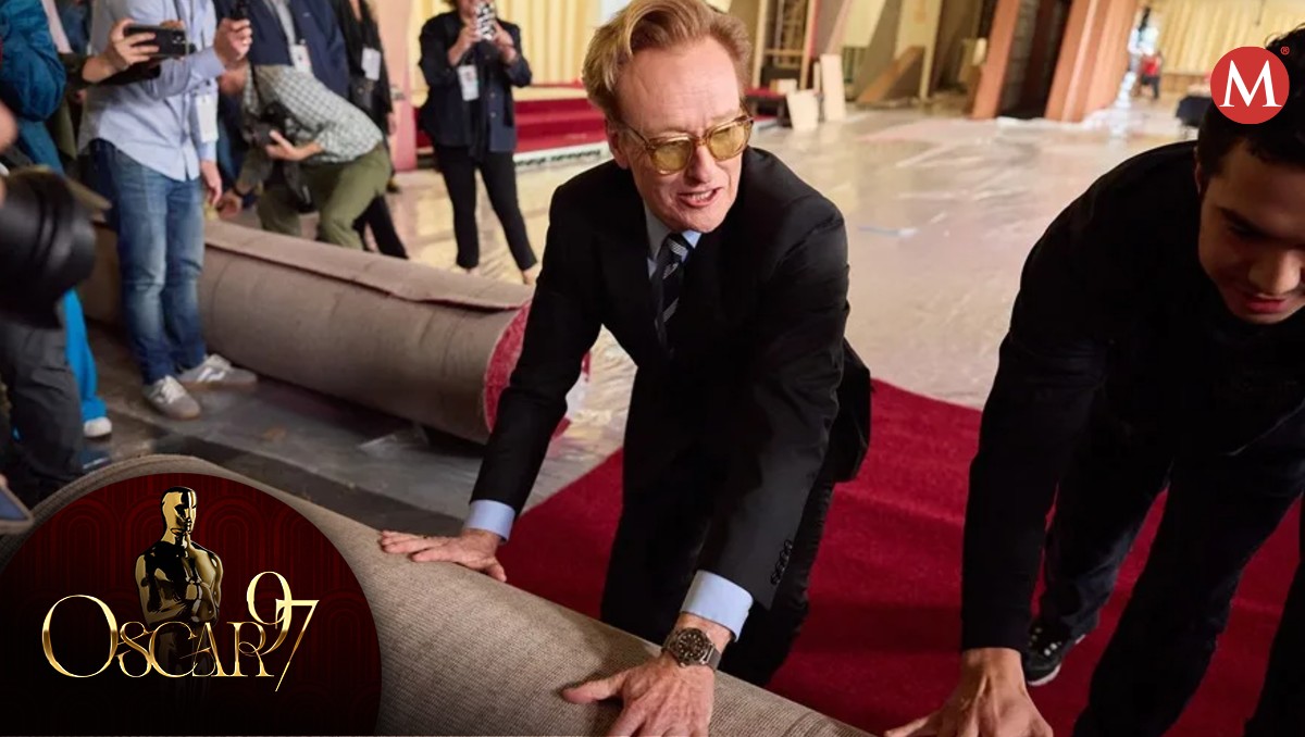 El presentador al desplegar la alfombra de los Oscar | EFE