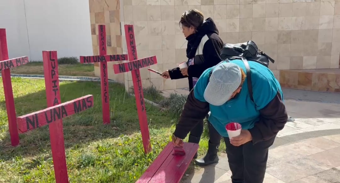 Madres de desaparecidas retocaron las cruces rosas de memorial en Chihuahua. | Especial