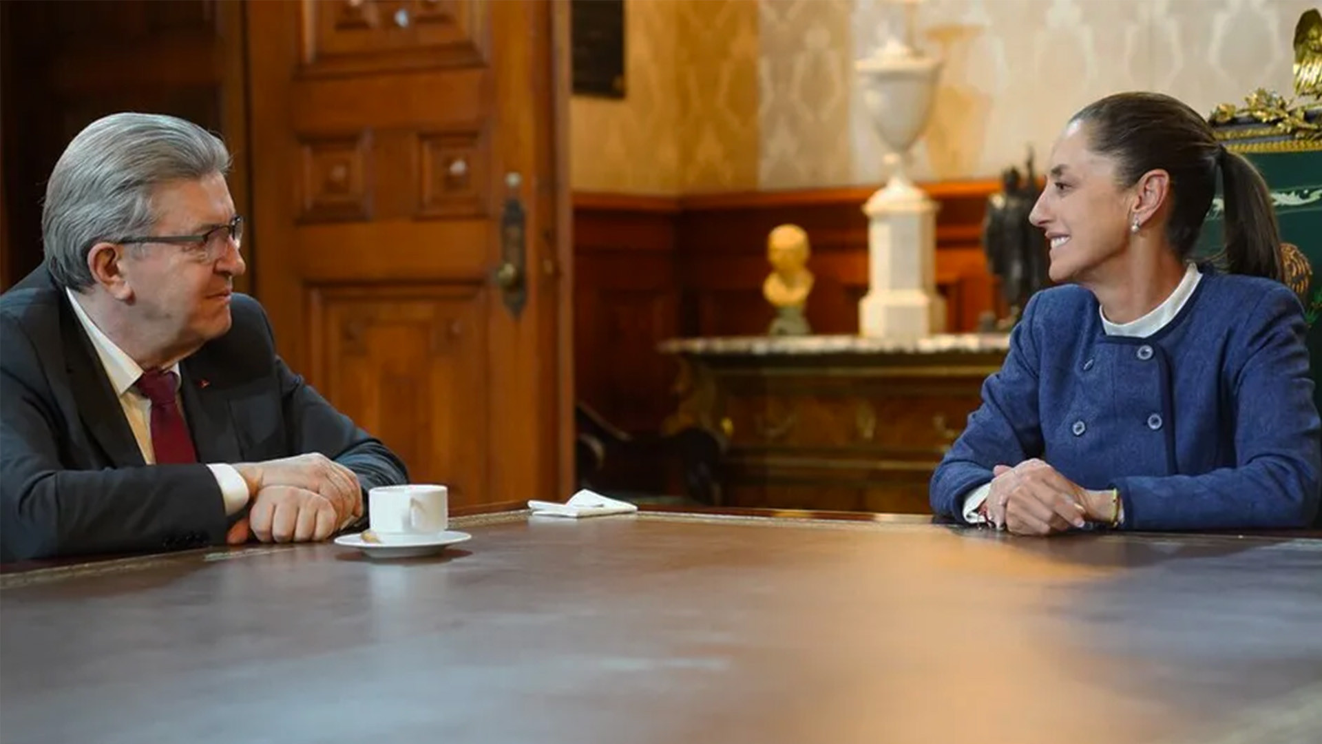 Sheinbaum recibe a Mélenchon, ex candidato francés, en Palacio Nacional