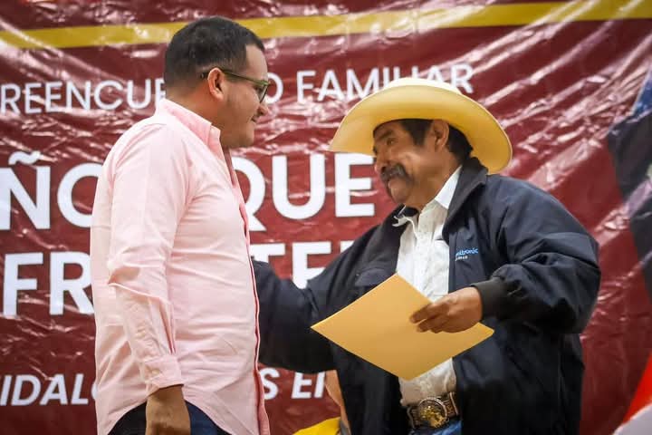 Emanuel Hernández, entregó 26 visas humanitarias.