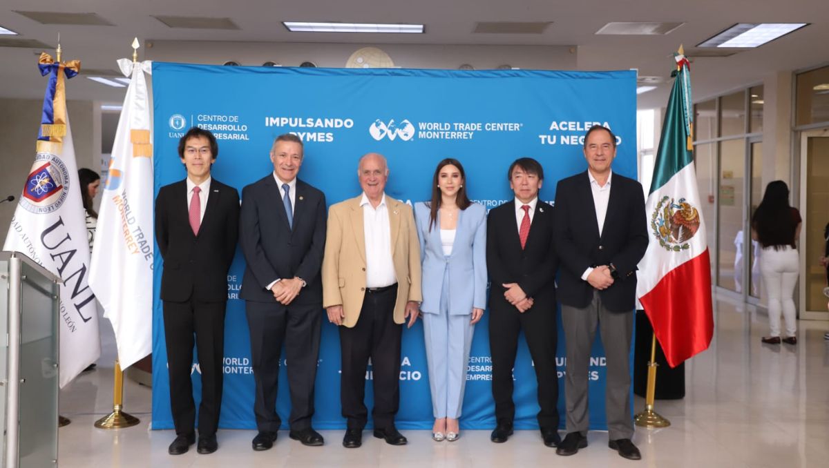 El ministro Tsukasa Hirota (izquierda) participó en el encuentro para pymes en el WTC Monterrey-UANL. Luis Guerra