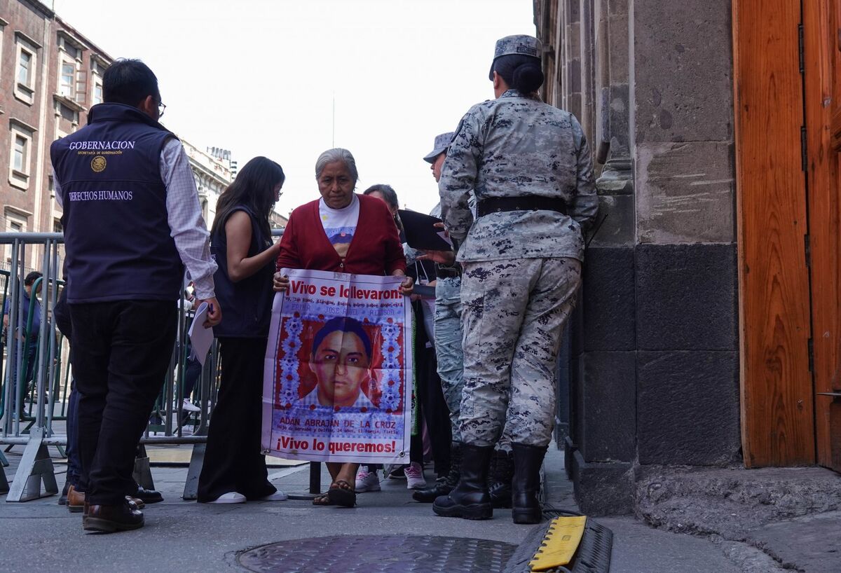 Padres de los 43 de Ayotzinapa llegan a Palacio Nacional para reunión con Sheinbaum | Cuartoscuro