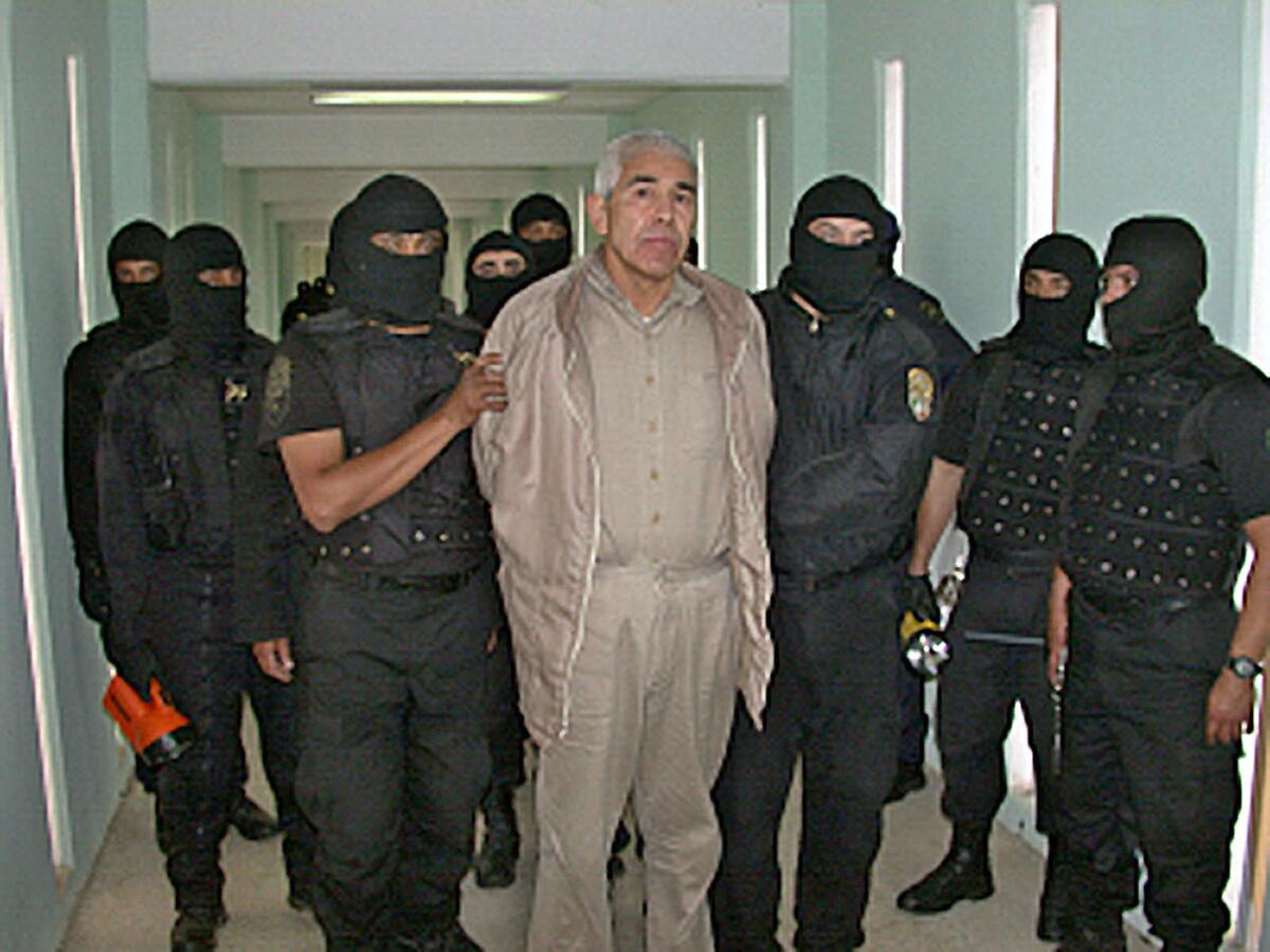 Rafael Caro Quintero entró esposado y custodiado por cinco alguaciles. | Foto: AFP