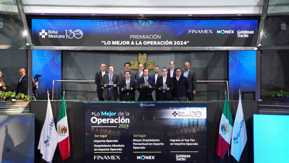 Los reconocimientos que fueron entregados a los directores de las casas de bolsa. Foto: Especial