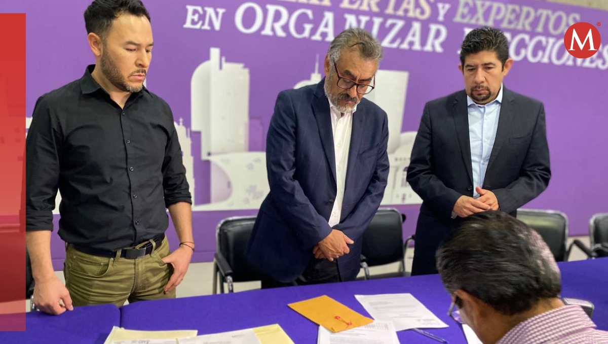 Alberto Martínez Urincho fue quien entregó en un sobre cerrado el paquete con los listados. | Especial