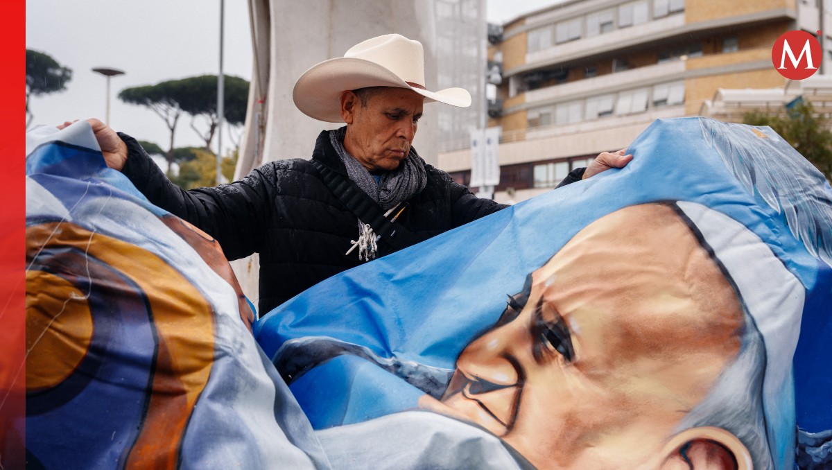 El artista mostró el mural en honor al Papa | AFP