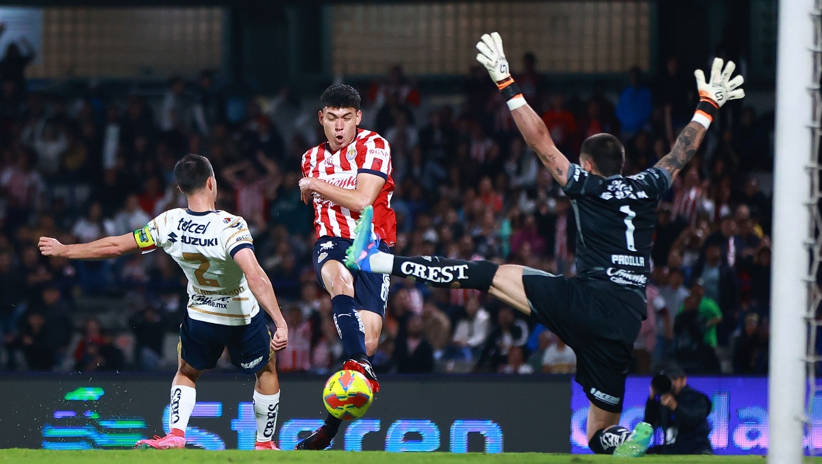 Con gol sobre la hora Chivas derrota a Pumas en Ciudad Universitaria (Imago7)