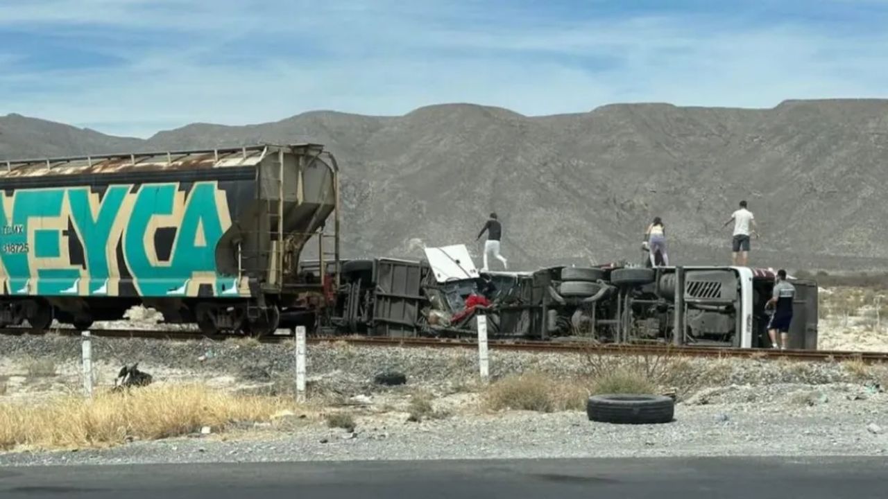 Camión de pasajeros es arrastrado por tren en la carretera Cuatro Ciénegas-San Pedro