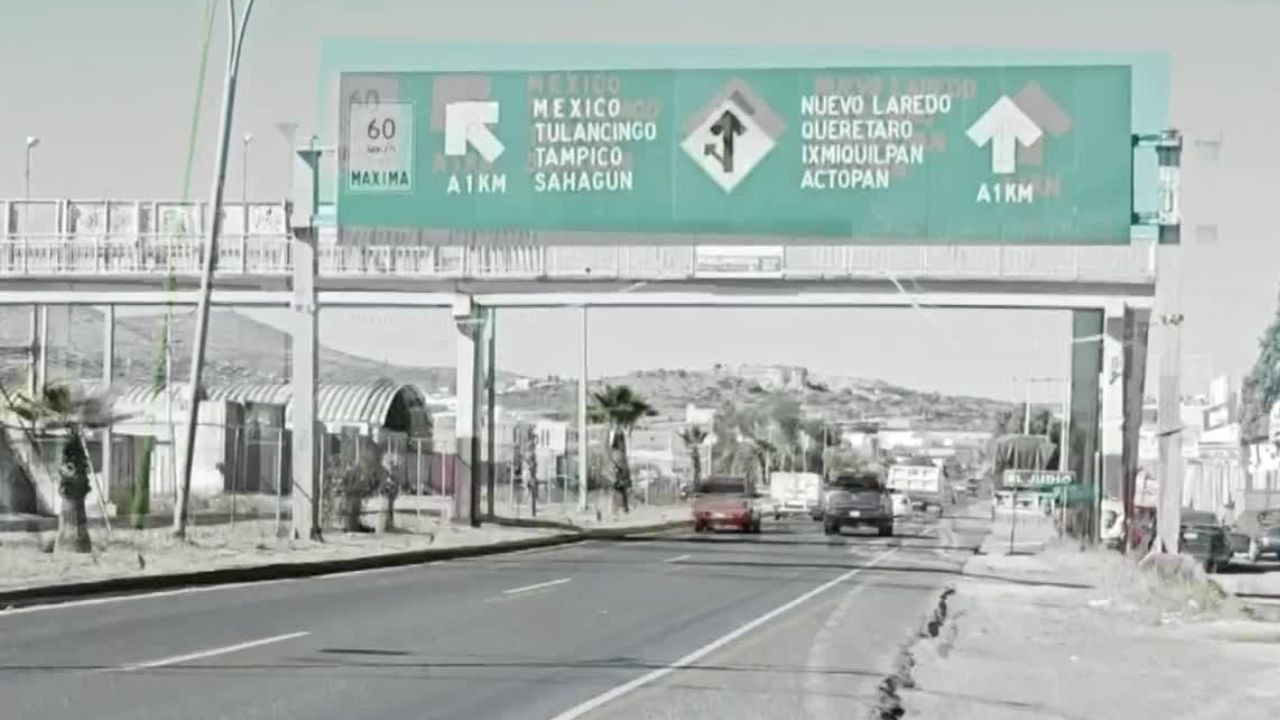 Cansados de esperar, ciudadanos arreglan baches en la México-Laredo