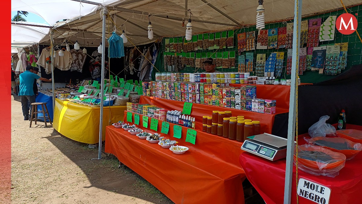 Comerciantes Oaxaqueños ofertan desde dulces típicos hasta artesanías. (Jesús García)