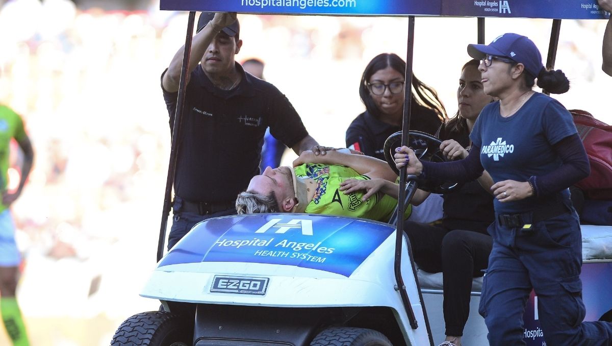 Emiliano Gómez, jugador del Puebla se convulsiona tras un choque de cabezas en partido ante el Querétaro (Mexsport)