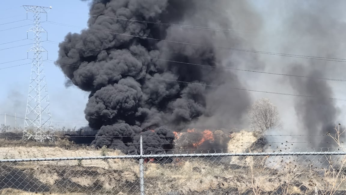 Impresionante columna de humo negro se generó en la zona (Foto: Cortesía)