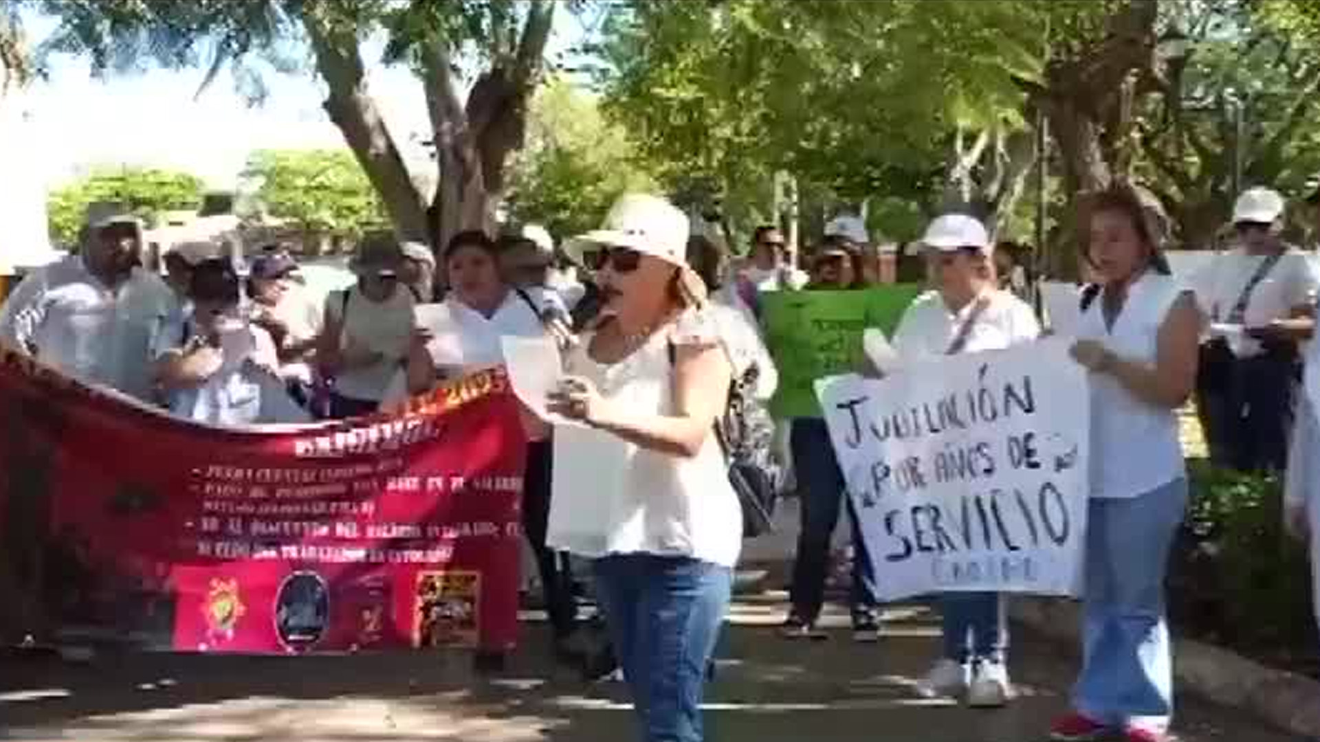 Maestros marchan contra la reforma del ISSSTE en Mérida, Yucatán