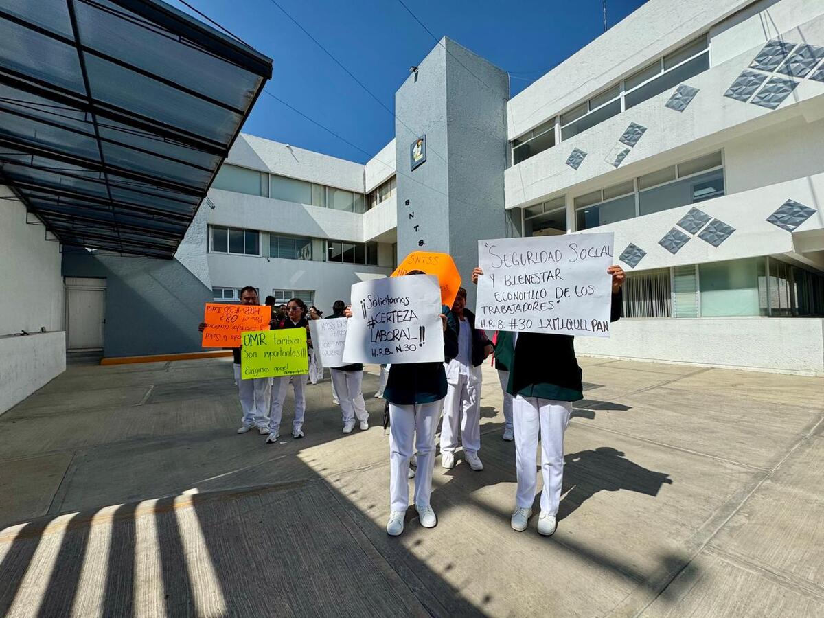 Manifestantes en la sede del SNTSS en Pachuca denuncian falta de empleo