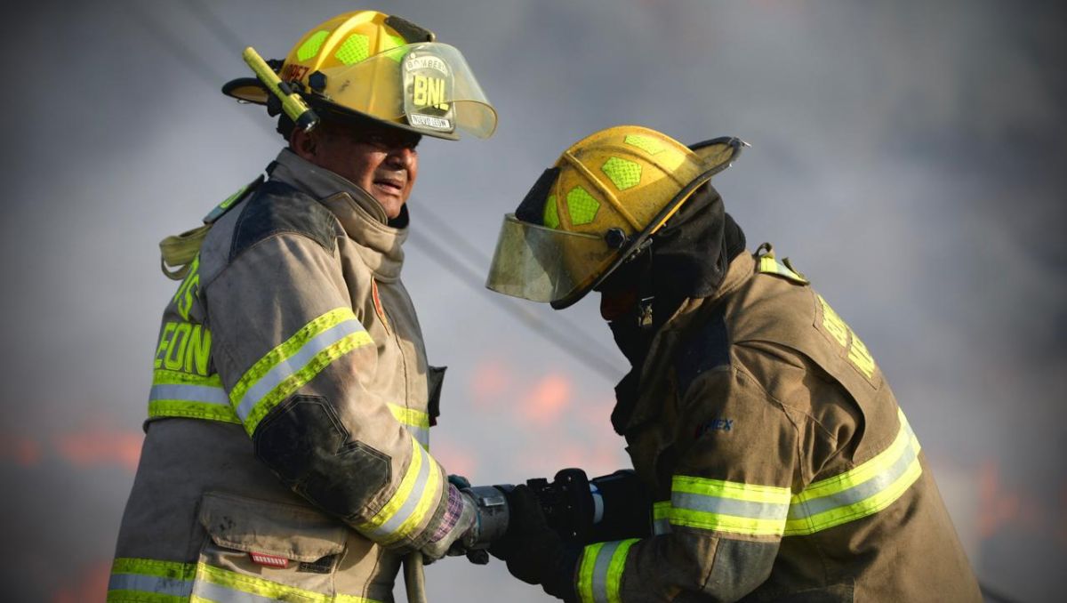 Bomberos trabajan para controlar incendios en Área Metropolitana de Monterrey. / Especial.