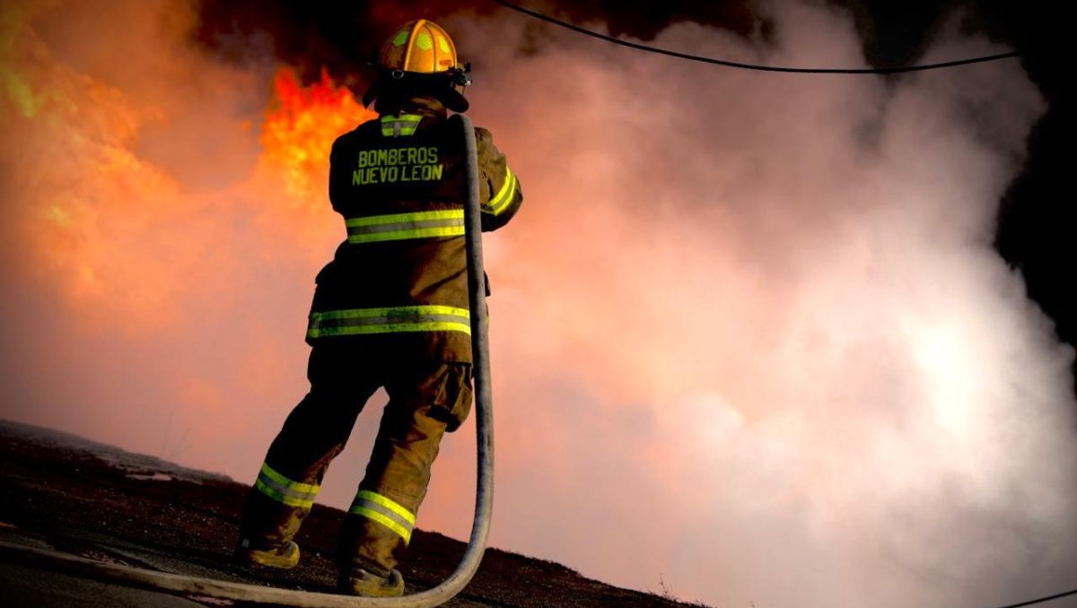 Bomberos trabajan para controlar incendios en Área Metropolitana de Monterrey. / Especial.