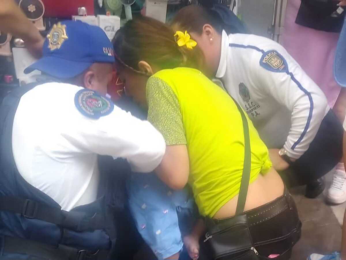 Elementos de la Policia Auxiliar de SSC realizan labores de primeros auxilios a recién nacido.