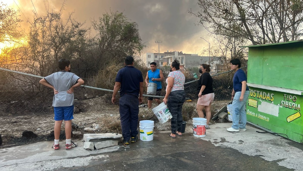 Habitantes de la colonia Hacienda El Palmar tratan de sofocar uno de los incendios en Área Metropolitana / Mayte Villasana