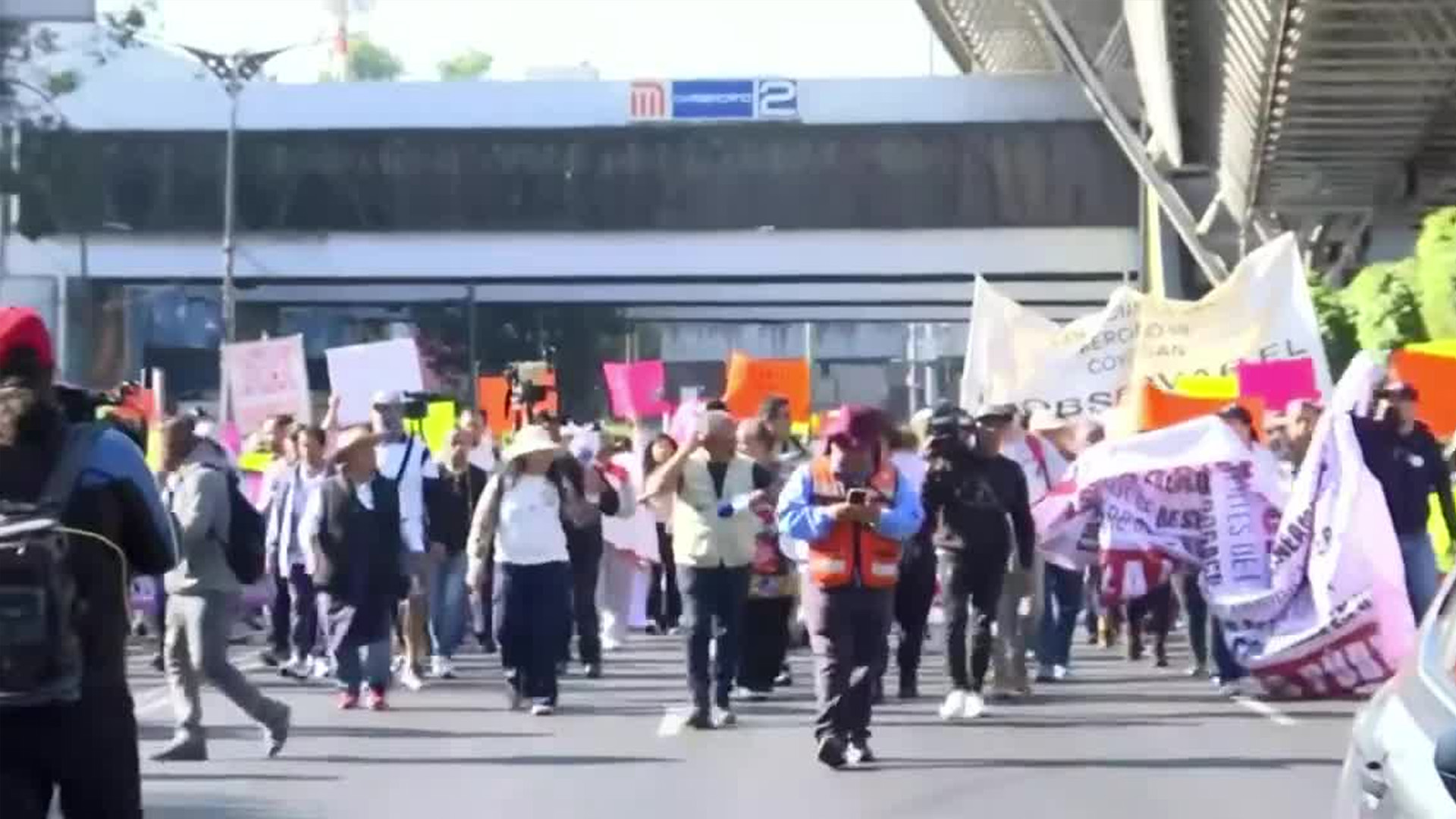 Locatarios de mercados marchan hacia el Zócalo de la CdMx; exigen alto a la extorsión