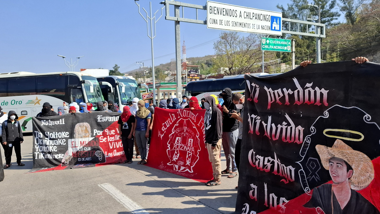 Normalistas bloquean Autopista del Sol por aniversario luctuoso de Yanqui Kothan