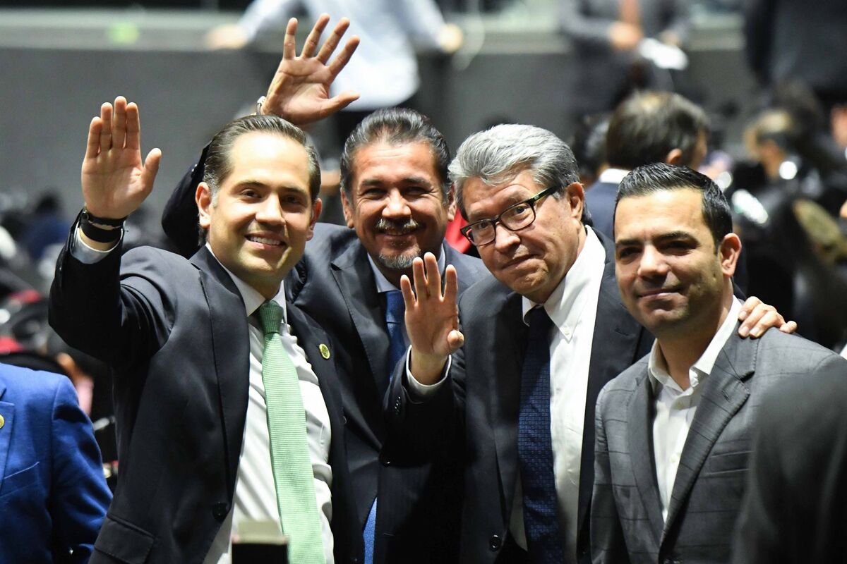 Raúl Bolaños-Cacho, diputado del PVEM, junto a los coordinadores Carlos Puente (PVEM); Ricardo Monreal (Morena) y Elías Lixa (PAN).| Cuartoscuro