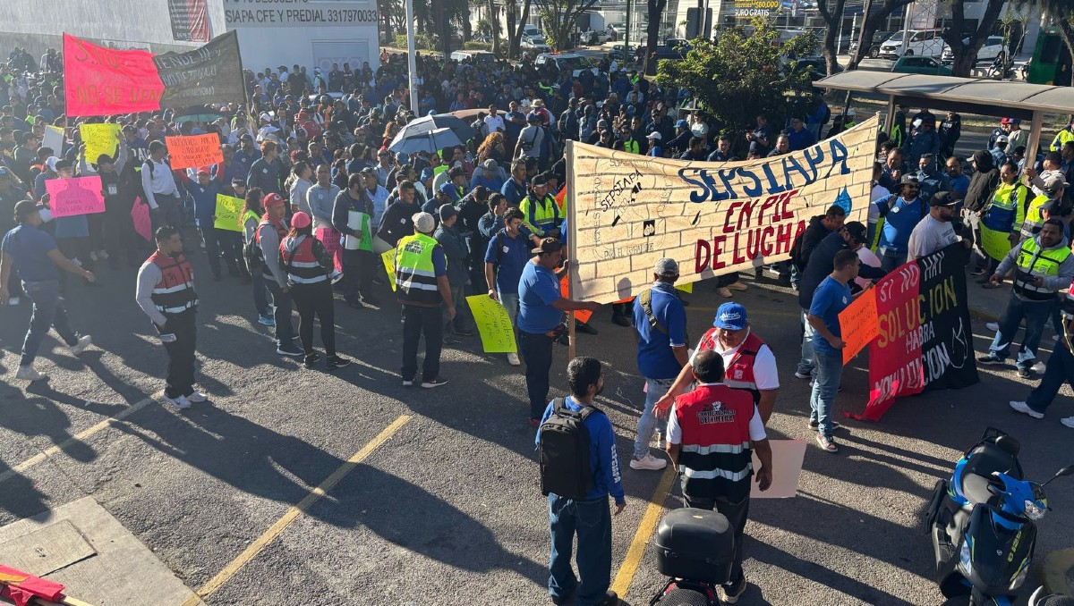 Trabajadores del SIAPA salieron a manifestarse al Centro de Guadalajara (Roberto Hurtado)