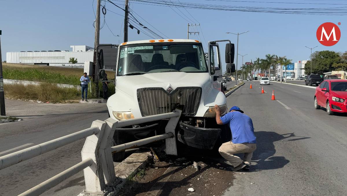 Choca pipa en Avenida Hidalgo de Tampico. (Alberto Cano)