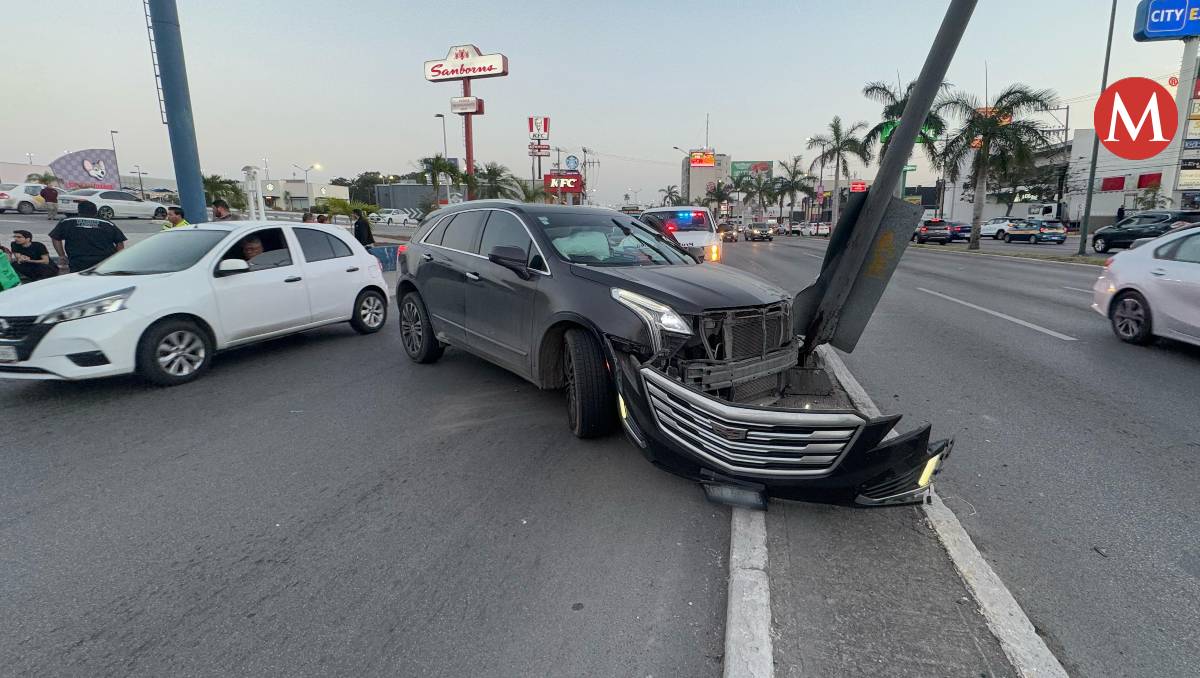 Choque en Avenida Hidalgo en Tampico. (Alberto Cano)