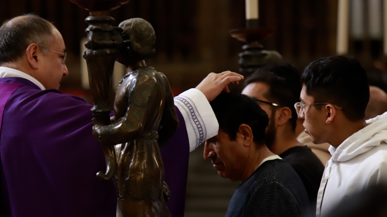 Cientos de fieles acuden a Catedral Metropolitana por miércoles de ceniza