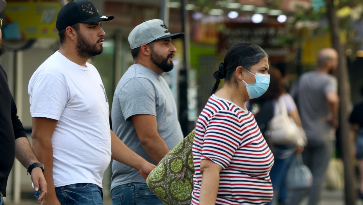 El olor que produce la sofocación de incendios alcanzó toda el Área Metropolitana, por lo que ciudadanos usan cubrebocas. / Roberto Alanís