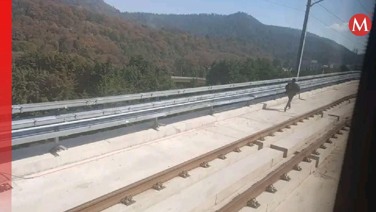 Graban a hombre caminando sobre las vías del Tren Interurbano en Ocoyoac. Foto: (Especial)